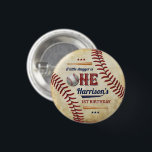 Bóton Redondo 2.54cm Primeiro aniversario Vintage Baseball Boys<br><div class="desc">Celebre em estilo com estes botões de primeiro aniversario divertidos e muito modernos. O design é fácil de personalizar com sua redação de evento especial e seus convidados ficarão entusiasmados quando eles virem esses botões fabulosos. Itens correspondentes podem ser encontrados na coleção.</div>