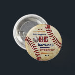 Bóton Redondo 2.54cm Primeiro aniversario Vintage Baseball Boys<br><div class="desc">Celebre em estilo com estes botões de primeiro aniversario divertidos e muito modernos. O design é fácil de personalizar com sua redação de evento especial e seus convidados ficarão entusiasmados quando eles virem esses botões fabulosos. Itens correspondentes podem ser encontrados na coleção.</div>