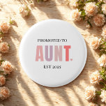 Bóton Redondo 2.54cm Promovido a tia presente de ano EST<br><div class="desc">Celebre uma nova função encantadora com este adorável botão "Promoted to Tia EST 2025". Projetado em tons de gradiente cor-de-rosa e suave, ele é a manutenção perfeita para anúncios de bebês, revelações de gênero ou festas de família. Seja vestido numa celebração ou adicionado a um presente, este botão é uma...</div>