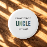 Bóton Redondo 2.54cm Promovido ao Tio EST 2025 | Novo Tio<br><div class="desc">Celebre uma promoção divertida e excitante com este botão de pin-back "Promoted to Tio EST 2025"! Perfeito para anúncios de bebês, revelações de gênero, ou apenas para compartilhar a alegre notícia, este botão apresenta uma design limpa e moderna com matizes de pastel suave. Uma bonitinha e econômica para os tios...</div>