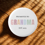 Bóton Redondo 2.54cm Promovido ao vovô EST 2025<br><div class="desc">Torne o grande anúncio ainda mais especial com este encantador botão "Promoted to Grandpa EST 2025"! Projetado em cores suaves e pastéis em uma base branca limpa, este pino é uma marca significativa para a primeira vez ou para o retorno de avós. Perfeito para revelações de bebês, anúncios de gravidez,...</div>