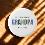 Bóton Redondo 2.54cm Promovido ao vovô EST 2025 Gift<br><div class="desc">Celebre a grande promoção com este na moda promovido ao botão Vovô EST 2025! Projetado em uma paleta de cores limpa e neutra, esse pino minimalista e moderno é perfeito para anúncios de bebês, festas reveladoras de gênero ou orgulho do vovô do dia a dia. Uma manutenção cuidadosa e econômica...</div>