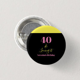 Bóton Redondo 2.54cm Quarenta e Amando Aniversário de 40 anos Preto e A