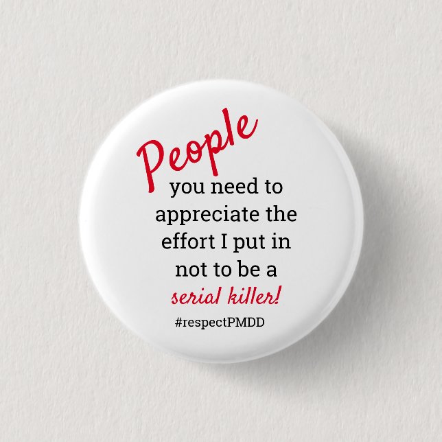 Bóton Redondo 2.54cm #regardPMDD  piada do serial killer (Frente)