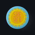 Bóton Redondo 2.54cm SHE / Suas Pronounes Sunshine Pride Handlettered<br><div class="desc">Decorre sua roupa com este botão de arte legal. Faz um presente excelente! Você pode personalizá-lo e adicionar texto também. Procure em meu compro muito mais cores e padrões! Avise-me se quiser algo personalizado também.</div>
