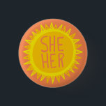 Bóton Redondo 2.54cm SHE / Suas Pronounes Sunshine Pride Handlettered<br><div class="desc">Decorre sua roupa com este botão de arte legal. Faz um presente excelente! Você pode personalizá-lo e adicionar texto também. Procure em meu compro muito mais cores e padrões! Avise-me se quiser algo personalizado também.</div>