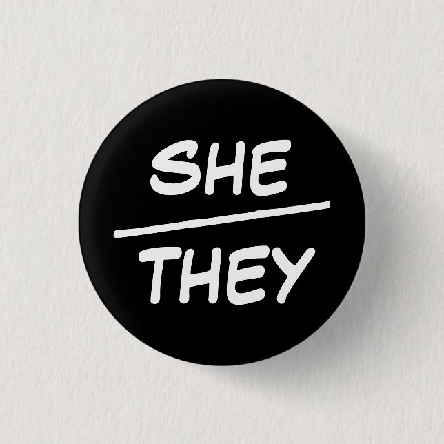Bóton Redondo 2.54cm She/They Pronouns Black & White Badge (Frente)