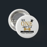 Bóton Redondo 2.54cm Sr. Deputado do Partido primeiro aniversario<br><div class="desc">Comemore em estilo com esses botões de festa de primeiro aniversario divertidos e muito modernos. O design é fácil de personalizar com o seu texto de eventos especiais e seus convidados ficarão entusiasmados quando receberem esses botões fabulosos. Itens de partes correspondentes podem ser encontrados na coleção.</div>