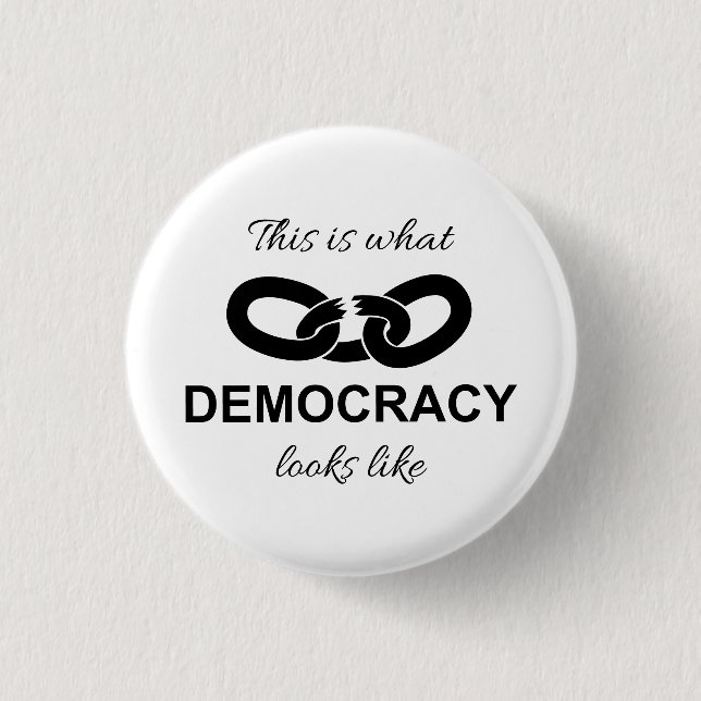 Bóton Redondo 2.54cm This is What Democracy Looks Like (Frente)