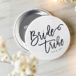 Bóton Redondo 2.54cm Tribo Brilhante Moderna e Simples Manuscrita<br><div class="desc">Composto por tipografia cursiva serif e playful. Tudo contra um pano de fundo branco. Esta design é simples,  moderna e divertida! Este foi projetado pelo White Paper Birch Co.,  exclusivo para Zazzle. Disponível aqui: http://www.zazzle.com/store/whitepaperbirch</div>