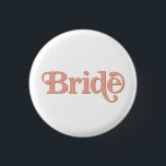 Bóton Redondo 2.54cm TRIXIE Retro 70's A Festa da Solteirona Noiva<br><div class="desc">Este alfinete de lapela de 'noiva' apresenta uma fonte de bolha temática retrô dos anos 70 com coloração laranja e rosa. Combine facilmente com o alfinete 'babe' coordenador para um evento de despedida de solteira coeso. As cores são editáveis! Clique em 'editar design' para criar suas próprias cores.</div>