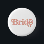 Bóton Redondo 2.54cm TRIXIE Retro 70's A Noiva da Bachelorette do Parti<br><div class="desc">Este pino do botão de lapela 'noiva' apresenta uma fonte de bolha temática com cor laranja e rosa. Faça uma combinação fácil com o alfinete de coordenação para um evento coeso de solteiros. As cores são editáveis! Clique em 'editar design' para criar suas próprias cores.</div>