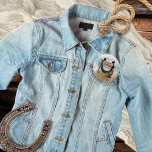 Bóton Redondo 2.54cm Um Chá de fraldas de Garoto Ocidental Pequeno<br><div class="desc">"Um Pequeno Cowboy Está A Caminho" e sabemos que estás tão entusiasmado! Celebre a Mãe (ou Pais) em estilo rústico de vaca ocidental com este rapaz "Chá de fraldas" design. Apresenta uma base de areia aquosa com cactos sortidos, ferradura, botas e chapéu de vaqueiro junto com uma placa de madeira...</div>