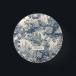 Bóton Redondo 2.54cm Vintage chic Blue toile de jouy monograma<br><div class="desc">Elegante vintage Botão do monograma azul toile de jouy. Belo padrão perfeito de jouy Azul em fundo branco.impressões de Toile são uma fúria constante no momento, este é um elegante e ornamentado toile de jouy com cor damasco exótica, um estilo divertido que atualmente está se tornando atraente para decoração doméstica,...</div>