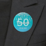 Bóton Redondo 5.08cm 50.º aniversário - diamantes brilhantes - azul ver<br><div class="desc">Um elegante, glamouroso e giro 50º botão de festa de aniversário. Brilhante azul, verde-lacrimejante com borrifo de diamante falso e uma moldura de ouro. Modelos para um nome, 50 anos e uma data. Data de nascimento ou data da festa/aniversário. Letras brancas e lacrimejadas. O nome é escrito com um script...</div>