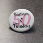 Bóton Redondo 5.08cm 50 e Festa de aniversário personalizada fabulosa<br><div class="desc">Comemore a fazer 50 anos com este legal design de 50 anos. A palavra 50 está em texto rosa e o nome & Fabuloso está em texto preto. Você pode personalizar este dom mudando o nome, a idade e as cores da fonte para o que quiser. Por favor, veja nossos...</div>