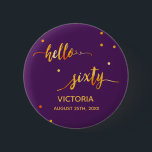 Bóton Redondo 5.08cm 60º aniversário nome roxo dourado data alô sessent<br><div class="desc">Trendy Chic Trendy rople backdrop e falso texto em ouro escrito com um script de estilo tendencioso escrito à mão: Olá, sessenta. Com pontos de ouro como decoração. Modelos para um nome e uma data, cartas de ouro. Elegante e moderno para a 60ª festa de aniversário, pode ser usado como...</div>