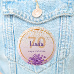 Bóton Redondo 5.08cm 70 de aniversário rosa de ouro com confete e flore<br><div class="desc">Glamoroso com ouro rosa, elegante e moderno, plano de fundo cor-de-rosa para um 70 aniversário. Com uma falso estrutura dourada, flores alveolares e púrpuras e cor d'água e chuva de confete de ouro. Modelos para nome, idade e data, letras roxas e ouros coloridas. Perfeito como favor do partido ou como...</div>