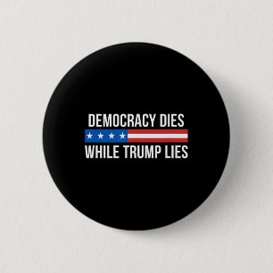 Bóton Redondo 5.08cm A Democracia Morre Enquanto Trump Mente -
