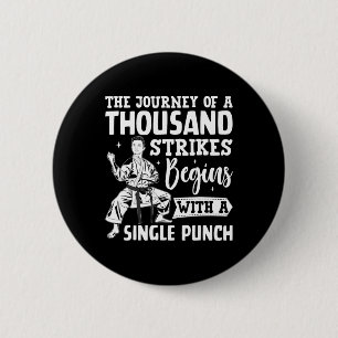 Bóton Redondo 5.08cm A Viagem De Mil Golpes Começa Com Si