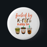 Bóton Redondo 5.08cm Alimentado por K-Pop e Bubble Tea Funny Boba Lover<br><div class="desc">Alimentado por K-Pop e Chá de Bolha. Design de amante de pop coreano engraçado e fofo para fãs de duros mortais do artista pop K, banda e música coreanas. Legal e colorida mercadoria para aqueles amantes do pop que também adoram tomar chá de bolha. Perfeito para celebrar o Dia Nacional...</div>