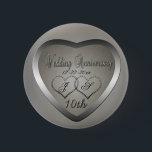 Bóton Redondo 5.08cm Aniversário de 10 Anos com Bocas<br><div class="desc">A prenda tradicional do aniversário de casamento de 10 anos é estanho. De acordo com essa tradição,  criamos nossa design de Aniversário de Casamento de 10 Tin Punked. Por favor,  note que todos os embelezamentos são criados digitalmente para parecerem realistas.</div>