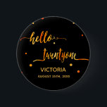 Bóton Redondo 5.08cm aniversário de 21 anos black gold name data alô 20<br><div class="desc">Trendy Chic Trendy Black Backdrop e faux gold text escritos com um script de estilo tendencioso escrito manualmente: Olá, vinte e um. Com pontos de ouro como decoração. Modelos para um nome e uma data, cartas de ouro. Elegante e moderno para um aniversário de 21 anos, pode ser usado como...</div>