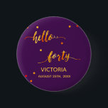 Bóton Redondo 5.08cm aniversário de 40 anos púrpura dourado data alô qu<br><div class="desc">Trendy Chic Trendy rople backdrop e faux gold text escrito com um script de estilo tendencioso escrito à mão: olá quarenta. Com pontos de ouro como decoração. Modelos para um nome e uma data, cartas de ouro. Elegante e moderno para um aniversário de 40 anos, pode ser usado como um...</div>