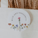 Bóton Redondo 5.08cm Aniversário Maravilhoso E Selvagem Colorida<br><div class="desc">Esta flor silvestre colorida e um botão de aniversário maravilhoso é perfeito para a sua simples, caprichosa, celebração de verão do arco-íris. Os florais cor rosa, amarelo, laranja e dourado brilhantes e encantados dão a este produto a sensação de um primavera hippie minimalista, elegante e vintage. A design moderna é...</div>
