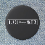 Bóton Redondo 5.08cm As Vidas Negras Importam | BLM Race Igualdade Mode<br><div class="desc">Um simples na moda "Black lives" cita design de arte com a tipografia urbana contemporânea e uma simples fronteira ousada. Nossa design minimalista,  moderna e monocromática é inspirada pelo movimento BLM para ajudar a conscientizar o racismo e a igualdade racial.</div>