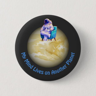 Bóton Redondo 5.08cm Astronauta Relaxado Sentado no Planeta