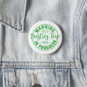 Bóton Redondo 5.08cm Atenção Besties em Progresso Verde em Branco