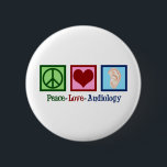 Bóton Redondo 5.08cm Audiologista de Paz e Amor<br><div class="desc">O presente de Natal da Peace Love Audiology para um audiólogo que estuda a audição. Um sinal de paz,  coração e um ouvido para representar os estudos audiológicos.</div>