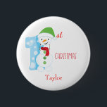 Bóton Redondo 5.08cm Baby First Christmas Snowman<br><div class="desc">Um botão sazonal,  este botão branco mostra um Snowman inspirado em "1rua" com o Natal escrito a vermelho. Personalize o nome do bebê por baixo do gráfico. Faça seu pedido hoje mesmo! Snowman Sinal e fonte de Natal Vermelho: Prettygrafik design (https://www.etsy.com/shop/Prettygrafikdesign)</div>