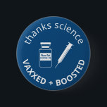 Bóton Redondo 5.08cm Booster Vacinado Covid-19 Obrigados Science Blue<br><div class="desc">Mostre seu apreço pela ciência e gratidão por ser vacinado contra o 19-Cóvulo com a dose de reforço. Este botão azul divertido apresenta uma agulha e um frasco para injetáveis de vacina com "Peace Out Covid- 19" no rótulo. Você pode personalizar o texto "ciência de obrigados" e "vaxxed e potencializado",...</div>
