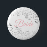 Bóton Redondo 5.08cm Botão Bride Casamento Rosa e Cinza<br><div class="desc">Identifique os principais jogadores no seu janto de chá de panela, casamento ou ensaio com nossos elegantes botões rosa e Cinza. Projetado para coordenar com a nossa Suíte de Casamento Elegante Rosa e Cinzas, este botão apresenta uma folha de rosto Silver florescente sobre um fundo branco com texto preto lendo...</div>
