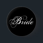 Bóton Redondo 5.08cm Botão Bride em Preto<br><div class="desc">Este elegante botão pinback apresenta um design de texto branco sobre um fundo preto: noiva - perfeita para as noivas!</div>