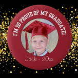 Bóton Redondo 5.08cm Botão de Graduação Orgulhosa - Vermelho<br><div class="desc">Estou tão orgulhoso do meu botão de Formando. Pais, Avós, Irmãos, Irmãs, Tias, Tios e Amigos podem mostrar suas fotos de formandos. Adicione ou altere o texto para criar sua própria mensagem. Excelente para todos os tipos de licenciaturas: jardim de infância, pré-escola, segundo grau, ensino médio, ensino médio, universidade, universidade,...</div>
