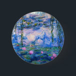 Bóton Redondo 5.08cm Botão dos lírios de água de Monet<br><div class="desc">Botão dos lírios de água de Monet. Pintura a óleo em canvas desde 1916. Monet pintou sua lagoa famosa do lírio de água obsessiva durante os anos finais de sua carreira, seleccionando a inspiração da luz do sol e seu efeito de deslocamento na água e as flores e a folha...</div>
