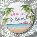 Bóton Redondo 5.08cm Bridesmaid da Festa de solteira de praia<br><div class="desc">Botão de Bridesmaid da Festa de solteira de praia. Um tema legal de praia aquarela com tons cor-de-rosa e cor-de-rosa, colocando a vibração para uma fuga de praia com a noiva e seus besties. De viagens à Flórida, Califórnia, ou até mesmo algo mais internacional como México, Havaí ou Bahamas, este...</div>