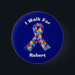 Bóton Redondo 5.08cm Caminhada Personalizada de Fundraising da Fita de<br><div class="desc">Bela personagem azul Botão de consciência Autismo para amigos autistas ou familiares que estão participando de uma arrecadação de fundos. Uma legal mãe do autismo ou presente de pai que pode ser personalizado com qualquer texto abaixo da fita quebra-cabeça de azul, amarelo e vermelho. Vista isto durante o seu evento...</div>