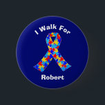 Bóton Redondo 5.08cm Caminhada Personalizada de Fundraising da Fita de<br><div class="desc">Bela personagem azul Botão de consciência Autismo para amigos autistas ou familiares que estão participando de uma arrecadação de fundos. Uma legal mãe do autismo ou presente de pai que pode ser personalizado com qualquer texto abaixo da fita quebra-cabeça de azul, amarelo e vermelho. Vista isto durante o seu evento...</div>