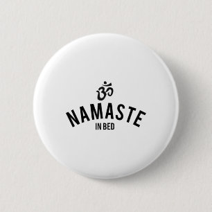 Bóton Redondo 5.08cm Camiseta Feminina Namaste Na Cama Frase Engraçada