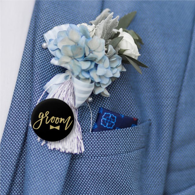Bóton Redondo 5.08cm Casamento de Festa de Bridal do Arco do Groom Tie  ('Groom' Bow Tie Gold Brush Script Calligraphy Wedding Rehearsal Pin Button @ fatfatin_blue_knot)