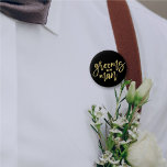 Bóton Redondo 5.08cm Casamento do Partido Bridal do Tie do Arco Dourado<br><div class="desc">arco Padrinho de casamento, Na moda, Escova Dourada, Escova, Festa de Brida / Solteiro / Festa de casamento / Botão de Pino do Ensaio de Casamento. Este design apresenta um script de caligrafia escovado de 'padrinho de casamento', moderno e ousado, com um sotaque de na moda gravado em um fundo...</div>
