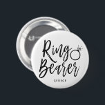 Bóton Redondo 5.08cm Casamento feito sob encomenda do estilo do roteiro<br><div class="desc">Faça sua sensação do portador de anel extremamente especial com este botão conhecido feito sob encomenda.

Caracteriza as palavras "Ringbearer" em um texto elegante do estilo do roteiro. Debaixo disto é um ponto para suas nome ou iniciais.</div>