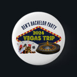 Bóton Redondo 5.08cm Casino de viagem de Las Vegas do Partido de Bachel<br><div class="desc">Personalize os botões da sua despedida de solteiro para uma fuga em Las Vegas. Um botão personalizado legal com grampos de casino de jogos como um baralho, chips de pôquer e roda de roleta com Vegas Trip em um roteiro amarelo. Design de jogador divertido para seus padrinhos de casamento e...</div>