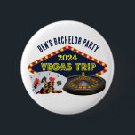 Bóton Redondo 5.08cm Casino de viagem de Las Vegas do Partido de Bachel<br><div class="desc">Personalize os botões da sua despedida de solteiro para uma fuga em Las Vegas. Um botão personalizado legal com grampos de casino de jogos como um baralho, chips de pôquer e roda de roleta com Vegas Trip em um roteiro amarelo. Design de jogador divertido para seus padrinhos de casamento e...</div>