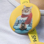 Bóton Redondo 5.08cm Cat Fotografia em Vintage Sweater Quirky<br><div class="desc">Brilhe o dia com este botão legal e peculiar. Ele apresenta uma ilustração do estilo colagem de fotos de um gato vestido com um suéter retrô e segurando uma câmera vintage.</div>