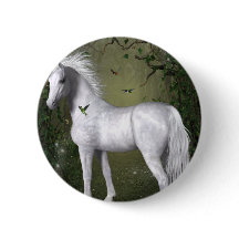 Cavalo Branco na floresta com beija-flores